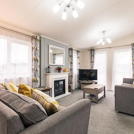 Lakeside View With Hot Tub Lodge York