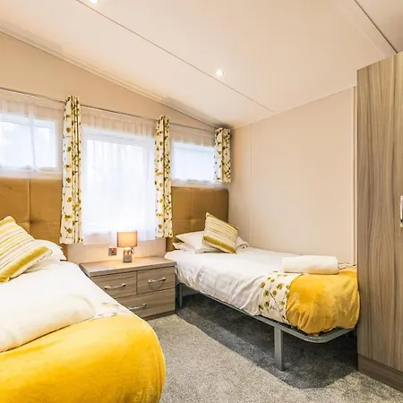 Garden View With Hot Tub Lodge