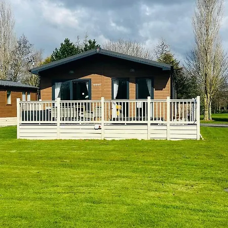 Lodge Lakeside View With Hot Tub York