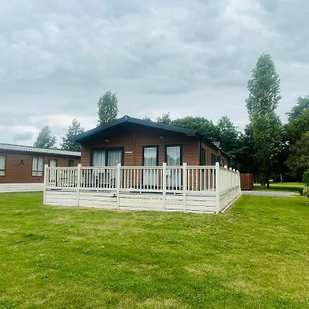 Lakeside View With Hot Tub Lodge