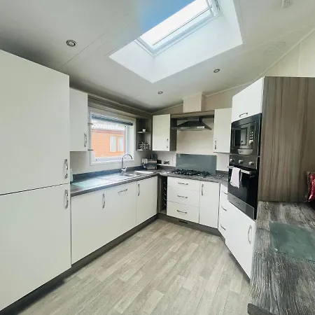 Garden View With Hot Tub Lodge